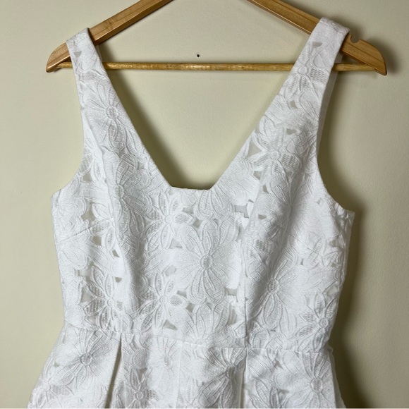 Trina Turk White Floral Daisy Lace Pleated Dress with Pockets - Size 6 - Picture 5 of 10
